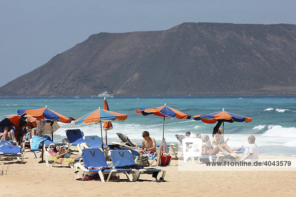 Holidaymakers at the beach  Playa de los Matos  near Corralejo in the north of the island of Fuerteventura  Canary Islands  Spain  Europe