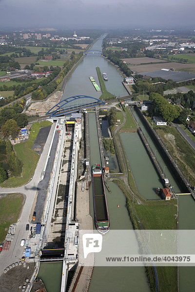 Dortmund-Ems-Kanal  Schleuse und Eisenbahnbrücke in Münster  Nordrhein-Westfalen  Deutschland  Europa