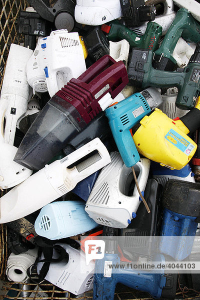 Elektronikschrott  aussortierte elektrische Haushaltsgeräte aller Art  auf einem Recyclinghof  Deutschland
