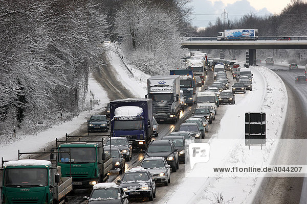 Verkehrsstau durch Wintereinbruch  Autobahn A40  Ruhrschnellweg zwischen Duisburg und Essen  bei Mülheim  Nordrhein-Westfalen  Deutschland  Europa