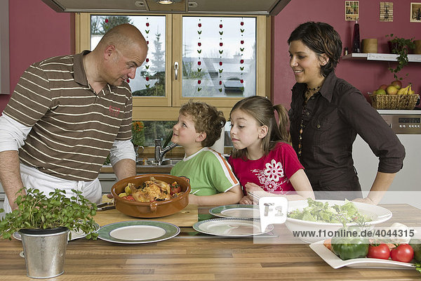 Eltern  Kinder  gemeinsam kochen