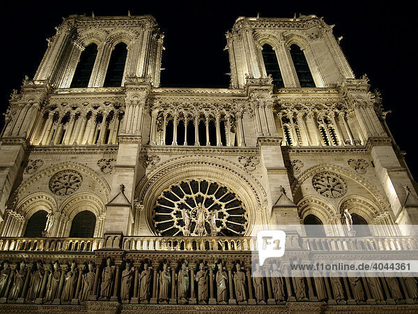 Kathedrale Notre Dame de Paris bei Nacht  Fassade  Paris  Frankreich  Europa