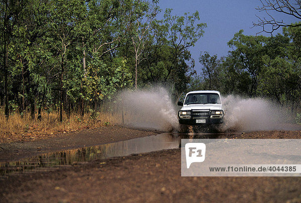 Geländewagen fährt im Outback durch Wasserloch  Northern Territory  Australien