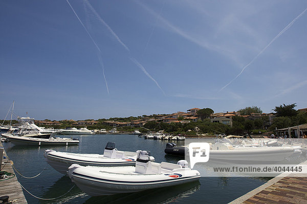 Steg mit Motorbooten im Yachthafen von Porto Rotondo  Sardinien  Italien  Europa