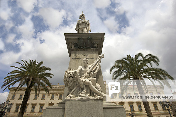 Monument Vittorio Emanuele II  vor dem neoklassizistischen Palazzo della Provincia  Piazza Italia  Sassari  Sardinien  Italien  Europa