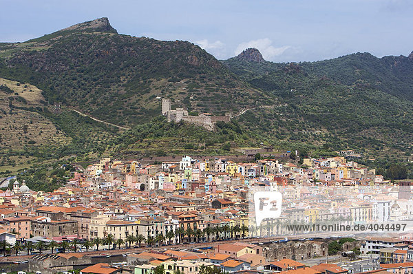 Blick über Altstadt von Bosa mit Festung  Sardinien  Italien  Europa