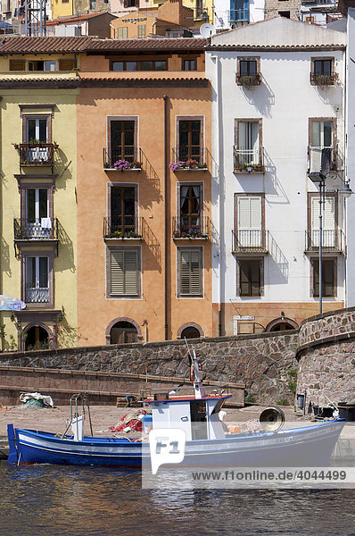 Fischerboot auf dem Fluss Telmo in Altstadt von Bosa  Sardinien  Italien  Europa