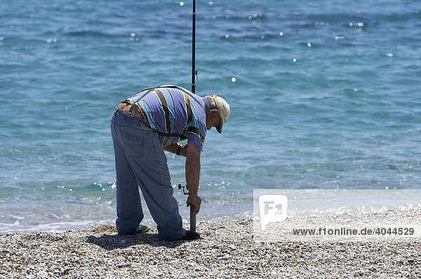 Angler am Strand von Barisardo  Sardinien  Italien  Europa