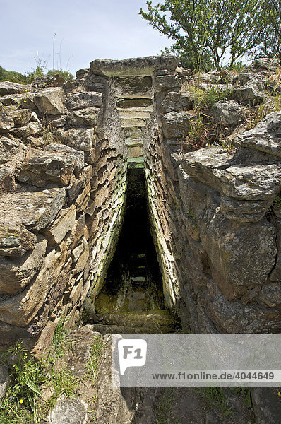 Treppe zum Quellraum  heiliger Brunnen Sa Testa bei Olbia  Sardinien  Italien  Europa