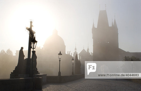 Karlsbrücke  Nebel  Prag  Tschechien  Europa