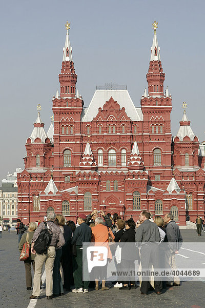 Touristengruppe vor dem Historischen Museum  Roter Platz  Moskau  Russland  Eurasien