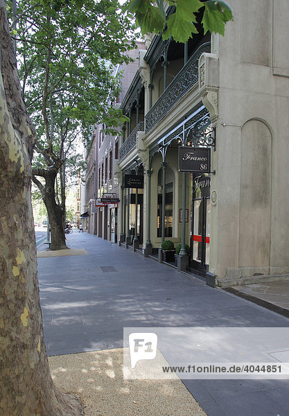 Collins Street  exklusive Einkaufsstraße mit Gebäuden aus viktorianischer Zeit  Melbourne  Victoria  Australien