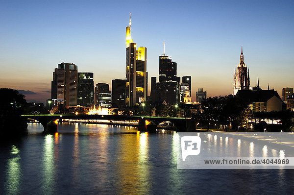 Skyline Bankenviertel bei Nacht  rechts Frankfurter Kaiserdom  Frankfurt  Deutschland  Europa