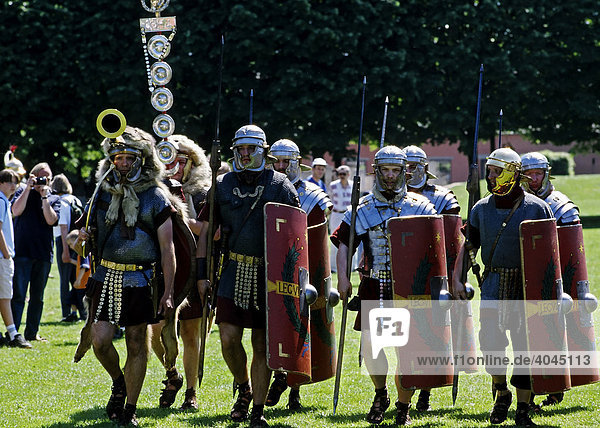 Kohorte in römischer Legionärsuniform marschiert über Rasen  Römertreffen  Archäologischer Park Xanten  Niederrhein  Nordrhein-Westfalen  Deutschland  Europa