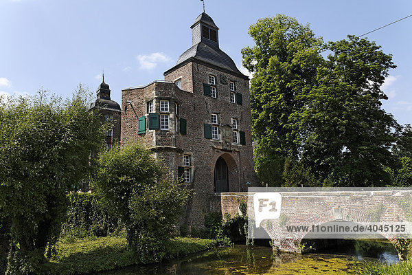 Wasserschloss Myllendonck  mittelalterlicher Torturm mit Brücke  Mönchengladbach  Niederrhein  Nordrhein-Westfalen  Deutschland  Europa