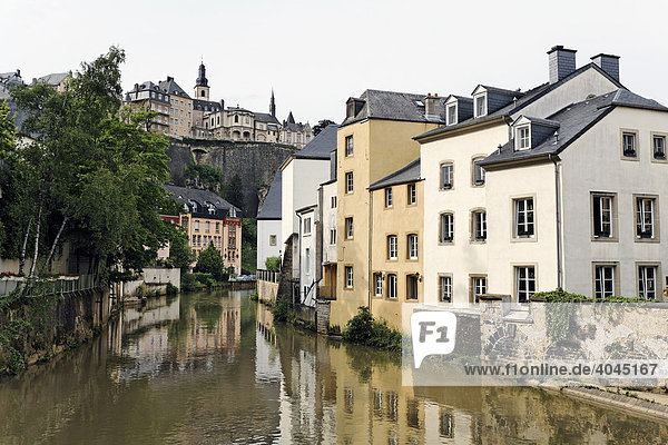 Vorstadt Grund  alte Häuser an der Alzette  Blick auf Bockfelsen  Luxemburg  Europa