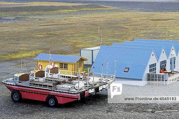 Amphibienfahrzeug-Station  Gletschersee Jökulsárlón am Fuße des Vatnajökull  Island  Europa