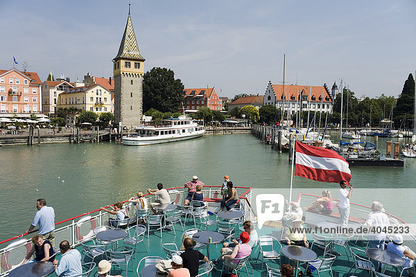Lindau  Hafeneinfahrt  Blick über das Deck eines Bodenseeschiffs mit Touristen  Bayern  Deutschland  Europa