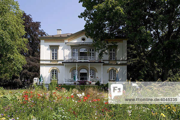 Schöne alte Villa mit Blumenwiese  Seepromenade Überlingen  Bodensee  Baden-Württemberg  Deutschland  Europa