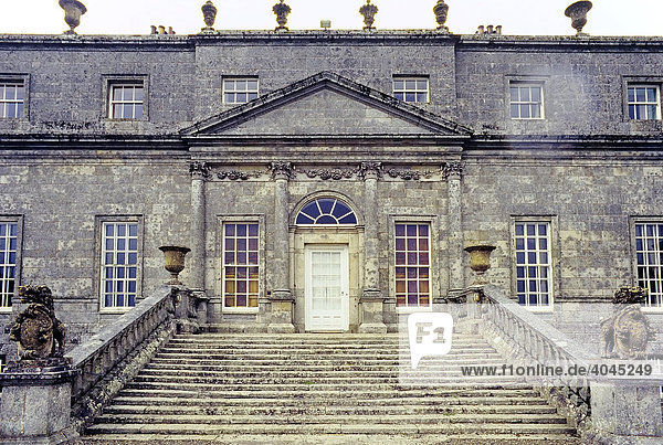 Russborough House  Herrenhaus im Palladio-Stil  Fassade mit Freitreppe  County Wicklow  Irland  Europa