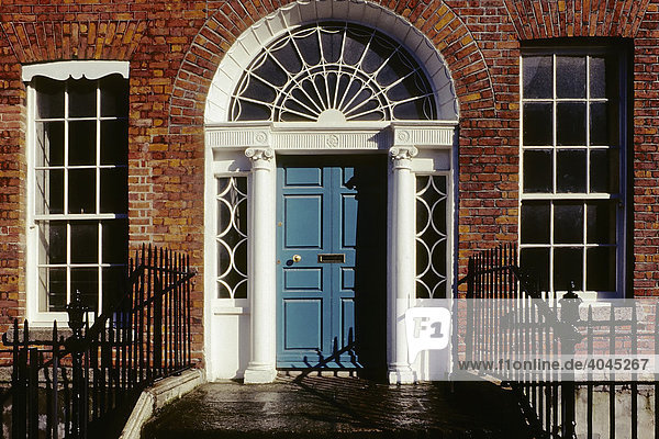 Hauseingang im Georgian Style  blaue Tür  Merrion Square  Dublin  Irland  Europa