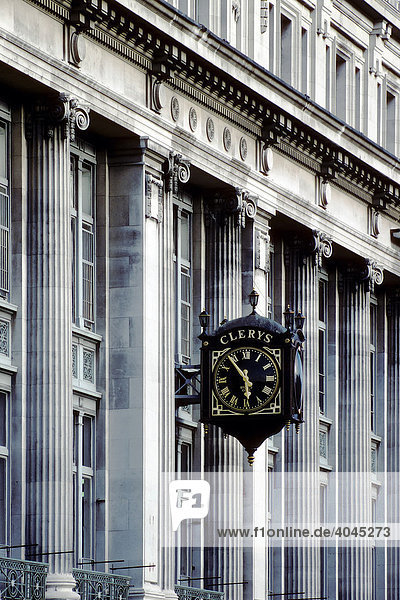 Säulenfassade des Kaufhauses Clery's  historische Uhr  O'Connell Street  Dublin  Irland  Europa