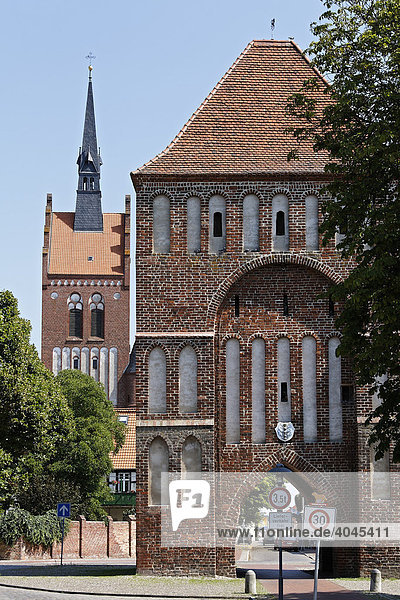 Anklamer Tor und Marienkirche  Stadt Usedom  Mecklenburg-Vorpommern  Deutschland  Europa