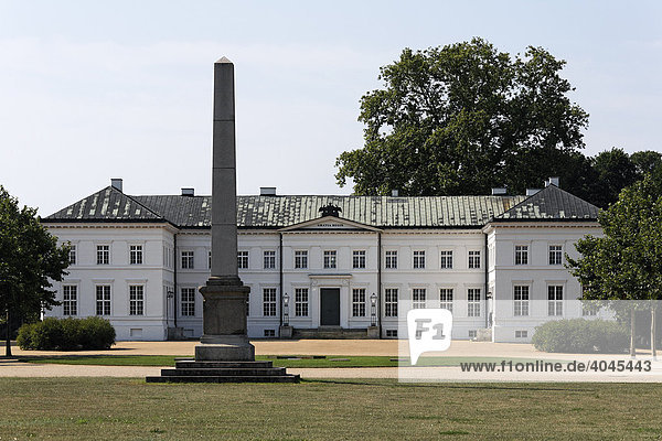 Schloss Neuhardenberg  klassizistisches Palais von Schinkel  Straßenfront mit Obelisk  Oderbruch  Märkisch-Oderland  Brandenburg  Deutschland  Europa