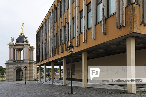 Wiederaufgebautes Fortunaportal  renovierungsbedürftiger Bau der Fachhochschule Potsdam  Alter Markt  Brandenburg  Deutschland  Europa