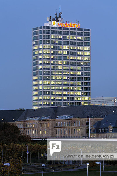 Ehemaliges Mannesmann-Hochhaus  heute Vodafone  Dämmerung  Düsseldorf  Rheinland  Nordrhein-Westfalen  Deutschland  Europa