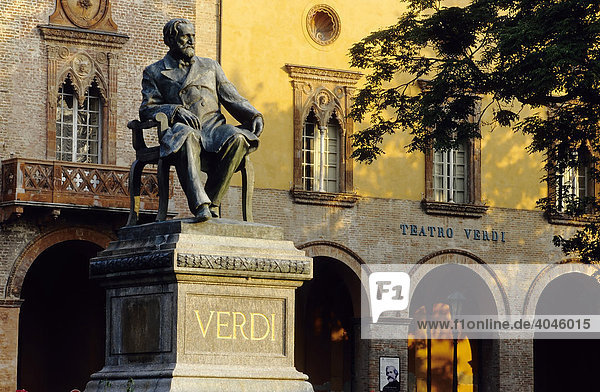 Verdi-Denkmal vor dem Teatro Giuseppe Verdi  Busseto  Provinz Parma  Emilia-Romagna  Italien  Europa