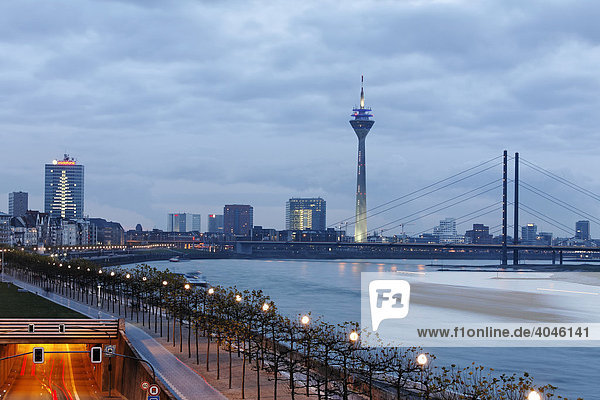 Stadtansicht von Düsseldorf  Blick auf Rheinpromenade  Dämmerung  Nordrhein-Westfalen  Deutschland  Europa