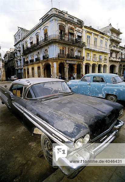 Defekte US-Oldtimer  am Straßenrand abgestellt  Altstadt-Häuser  Centro Habana  Havanna  Kuba  Karibik