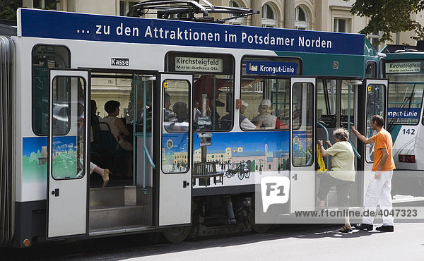 Fahrgäste besteigen die Straßenbahn zu den Attraktionen in Potsdam  Brandenburg  Deutschland  Europa