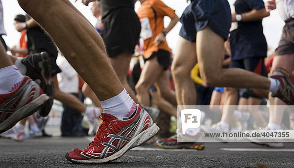 Detailansicht der Beine und Füße der Läufer beim Berlin Marathon 2008  Berlin  Deutschland  Europa