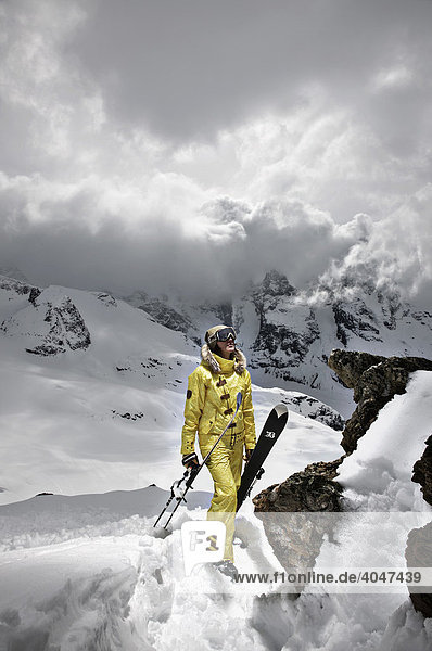 Skifahrerin stehend vor dramatischen Wolken  St. Moritz  Diavolezza  Schweiz  Europa