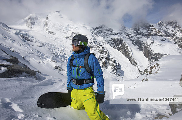 Snowboardfahrer  hinten Bergpanorama  St. Moritz  Diavolezza  Schweiz  Europa
