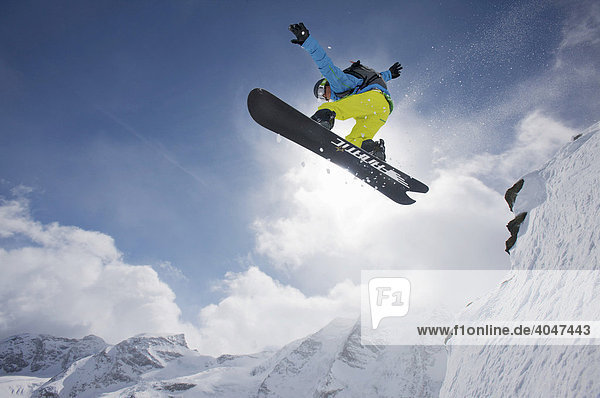 Snowboardfahrer  Schneeverwirbelung  hinten Bergpanorama  St. Moritz  Diavolezza  Schweiz  Europa