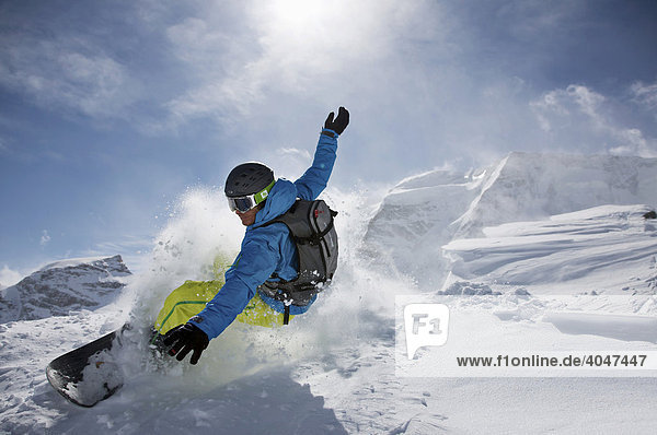 Snowboardfahrer  Schneeverwirbelung  Action  St. Moritz  Diavolezza  Schweiz  Europa