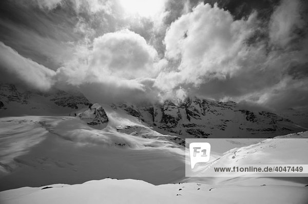 Bergpanorama  dramatische Wolken hinten  s/w  St. Moritz  Diavolezza  Schweiz  Europa