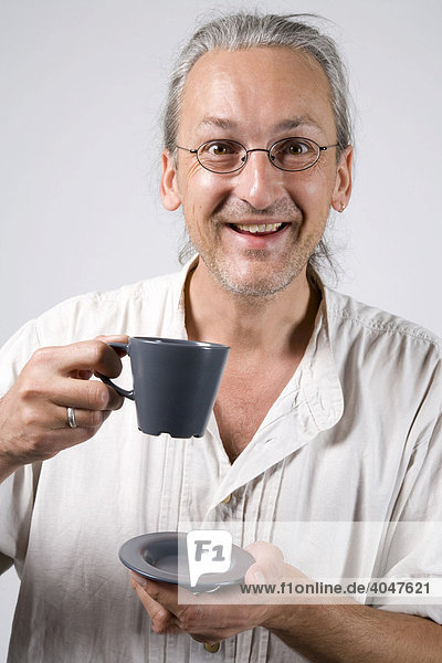 Mann mit grauer Kaffeetasse