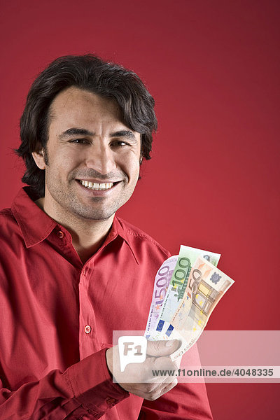 Man holding Euro banknotes