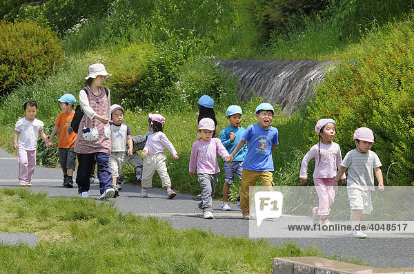 Kindergarten youchien  Kinder 2-5 Jahre bei einem Erkundungsausflug am Kamu Fluss  Kyoto  Japan  Asien
