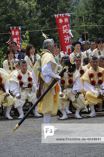 Rituelle Handlung eines Yamabushi mit einer heiligen Axt  die symbolisch auf den Feuerstoß geschlagen wird  Kyoto  Japan  Asien
