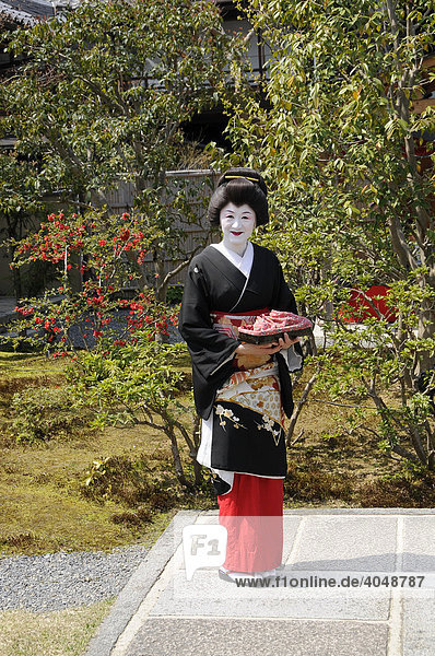 Geisha in einem japanischen Garten in Kyoto Japan Asien