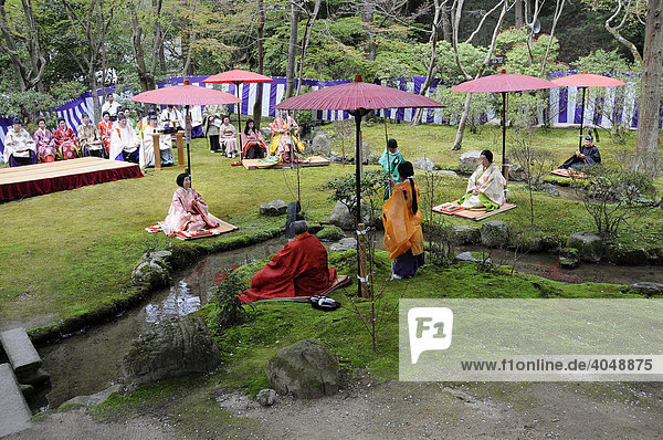 Priester und Frauen in Kimonos der Heian Periode bei einer shintoistischen Feier Aoi Fest sitzend an einem heiligen Bach im Kamigamo Schrein in Kyoto Japan Asien