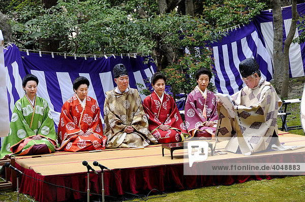 Frauen und Priester im Kimono der Heian Periode bei einer shintoistischen Andacht  Aoi Fest  im Kamigamo Schrein in Kyoto  Japan  Asien