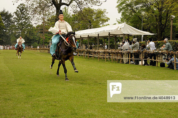 Reiterwettkampf bei einem rituellen Pferderennen im Kamigamo Schrein für das Aoi Fest in Kyoto  Japan  Asien