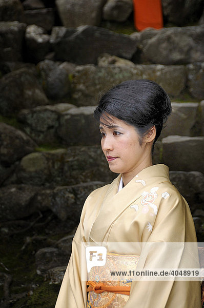 Japanerin im Kimono besucht den Kamigamo Schrein in Kyoto Japan Asien