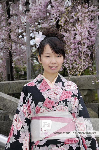 Japanerin im Frühlingskimono während der Kirschblüte Kyoto Japan Asien